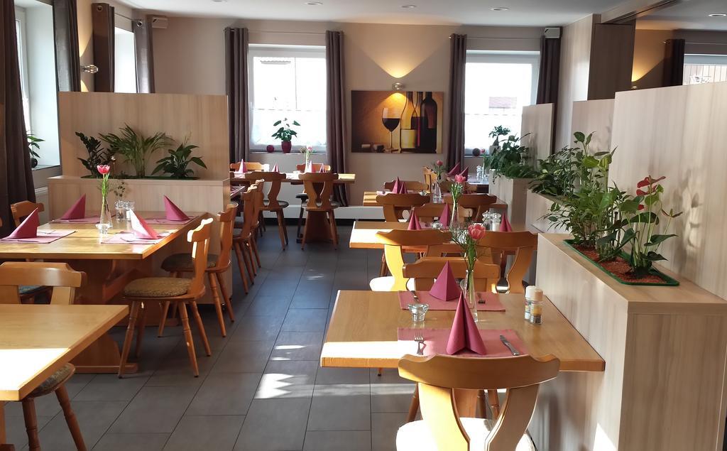 Gasthof Landhotel Gruner Baum Cadolzburg ภายนอก รูปภาพ