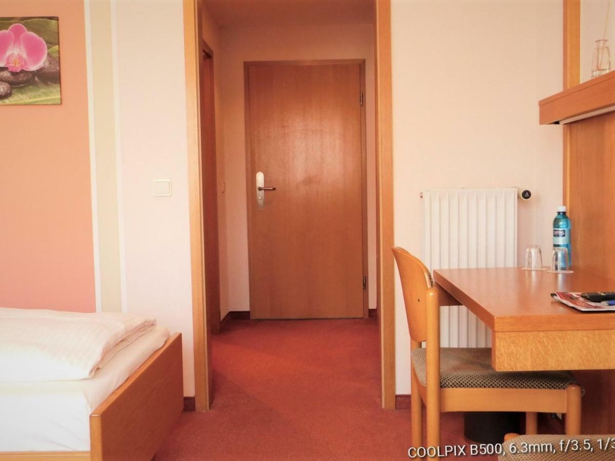 Gasthof Landhotel Gruner Baum Cadolzburg ภายนอก รูปภาพ
