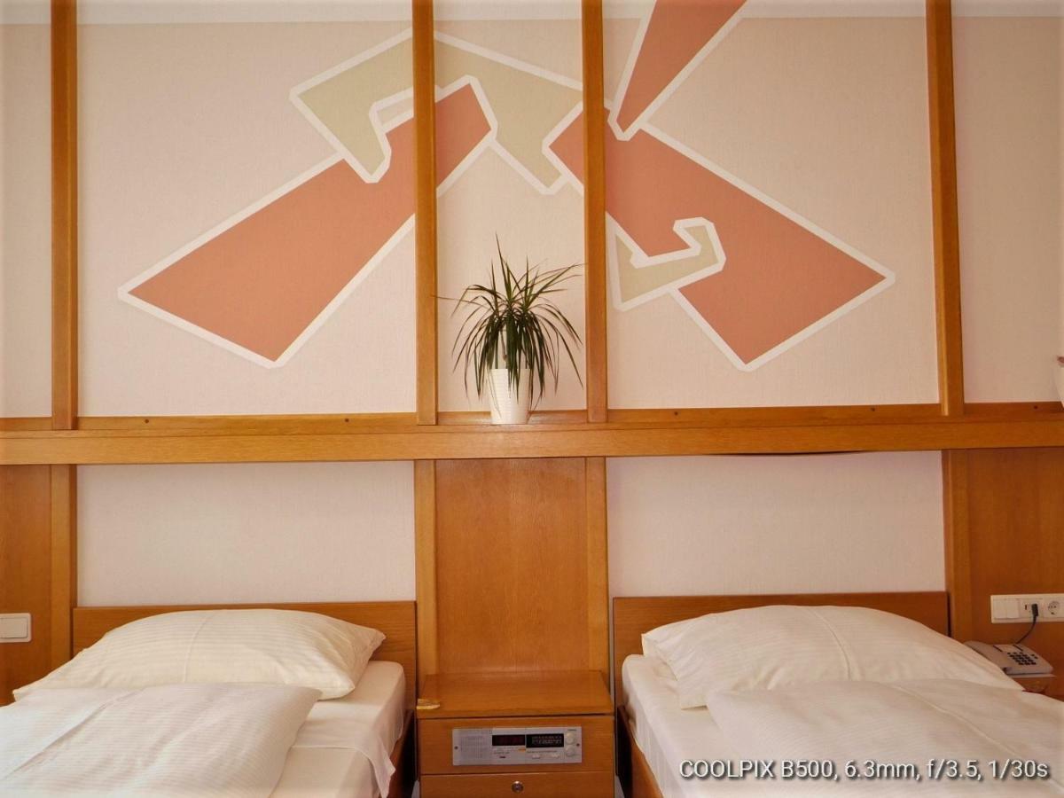 Gasthof Landhotel Gruner Baum Cadolzburg ภายนอก รูปภาพ