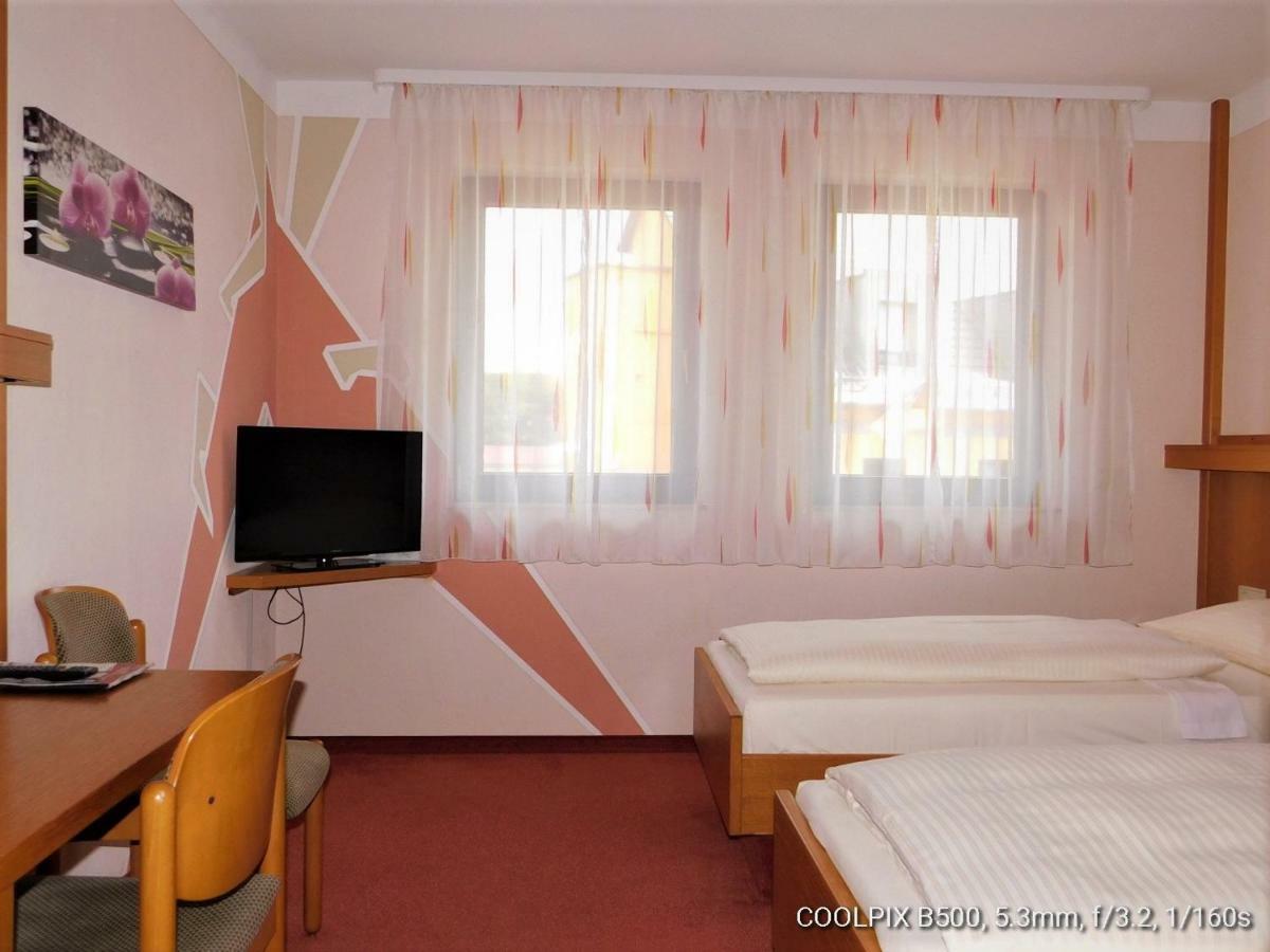 Gasthof Landhotel Gruner Baum Cadolzburg ภายนอก รูปภาพ