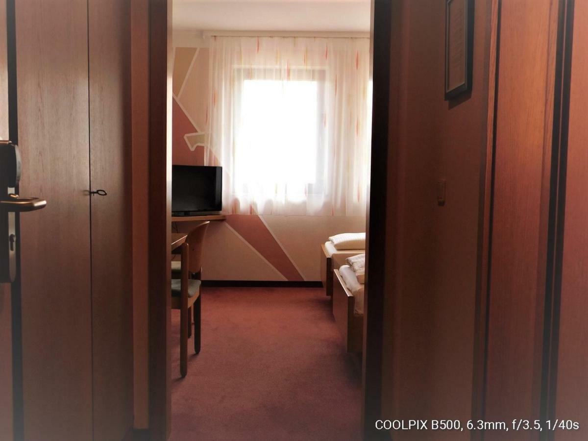Gasthof Landhotel Gruner Baum Cadolzburg ภายนอก รูปภาพ